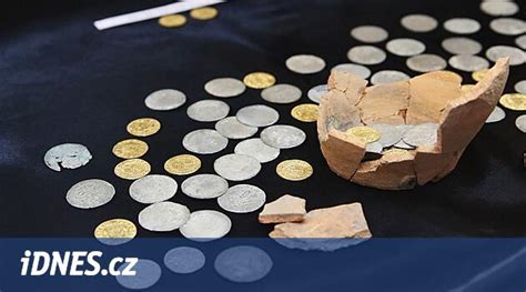 Poklad pod hřištěm. V Opavě našli archeologové sto zlatých a .
